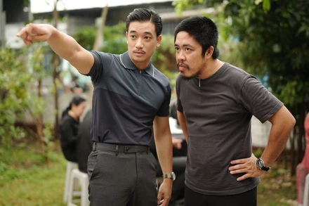 Nhà biên kịch Bình Bồng Bột (bên phải) tại hiện trường quay phim. (Ảnh: Đoàn làm phim cung cấp)