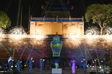 Các vị khách mời trong nghi thức khai mạc kết hợp giữa nghệ thuật thủ công và công nghệ. (Ảnh: TRẦN HẢI)