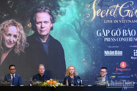 Tổng Biên tập Lê Quốc Minh, Chủ tịch IB Group Việt Nam và nhóm nhạc Secret Garden tại buổi họp báo sáng 17/10. (Ảnh: THẾ ĐẠI)