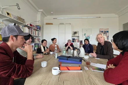 Đoàn đại biểu Nhà xuất bản Kim Đồng làm việc tại Thư viện Thanh thiếu niên Quốc tế. (Ảnh: Nhà xuất bản cung cấp)