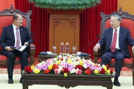 Tổng Bí thư Tô Lâm tiếp đồng chí Kikeo Khaykhamphithoune, Ủy viên Bộ Chính trị, Phó Thủ tướng Lào, Trưởng Đoàn đại biểu Cấp cao Đảng Nhân dân Cách mạng Lào sang dự Hội thảo lý luận lần thứ 12 giữa Đảng Cộng sản Việt Nam và Đảng Nhân dân cách mạng Lào. (Ảnh: TTXVN)