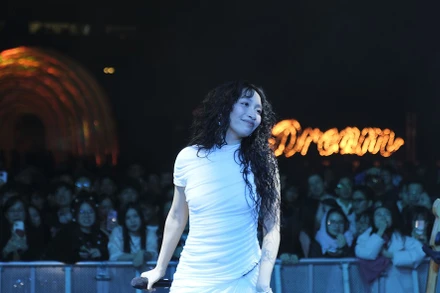 Ca sĩ Mỹ Anh trình diễn tại Vivid Sydney (Australia). (Ảnh: NVCC)