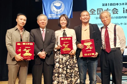 Ông Yoshiki Sato (thứ hai từ trái sang), Chủ tịch Liên hiệp các Hội UNESCO Nhật Bản cùng Lê Hữu Hiếu và Tổng đạo diễn Thu Hoài, đạo diễn Vạn Nguyễn. (Ảnh: NVCC)