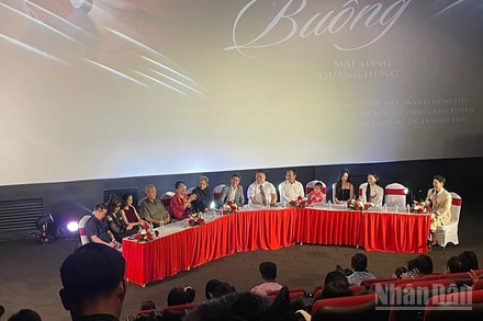 Đoàn làm phim trong buổi lễ ra mắt phim tại rạp Lotte Hải Dương (Hải Phòng).