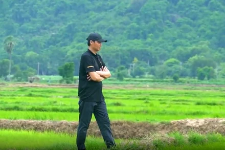 Đạo diễn, Nghệ sĩ Ưu tú Vũ Thành Vinh tại bối cảnh quay phim "Chị ngã em nâng". 