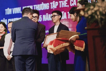 Đạo diễn trẻ Đồng Công Hiếu (người cầm bằng khen) tại buổi lễ. (Ảnh: Ban tổ chức)