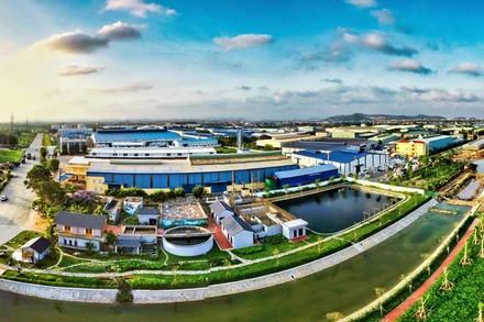 Khu công nghiệp xanh Nam Cầu Kiền có diện tích 263ha, trong đó cây xanh chiếm hơn 30%; cùng 2 công viên nội bộ, hồ sinh thái, Khu tưởng niệm và vườn cây Đại tướng Võ Nguyên Giáp... và tiếp tục thực hiện nâng mức “xanh hóa” trong trong khu công nghiệp lên 40%. 