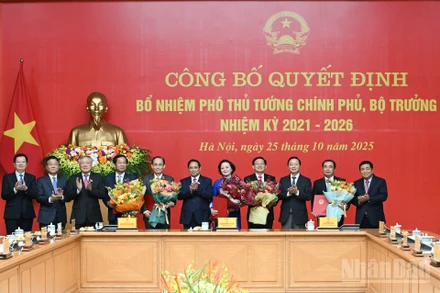 Thủ tướng Phạm Minh Chính, các Phó Thủ tướng Chính phủ tặng hoa chúc mừng các đồng chí Phó Thủ tướng Chính phủ, Bộ trưởng vừa được bổ nhiệm. (Ảnh: Trần Hải)