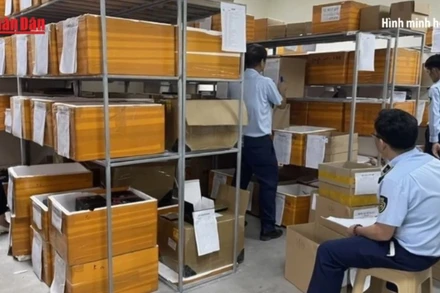 [Video] Phạt doanh nghiệp kinh doanh hơn 4000 pin điện thoại nhập lậu