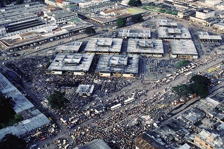 Chợ Zando rơi vào tình trạng quá tải trước khi cải tạo. Ảnh: ALAMY