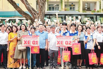 Lãnh đạo Trường đại học Sài Gòn tặng quà và tiễn sinh viên về quê đón Tết. Ảnh: ĐẠT NGUYỄN