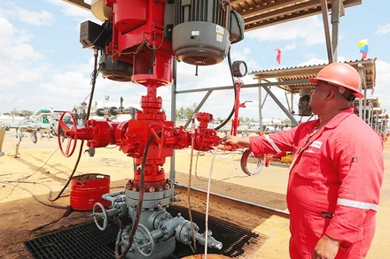 Công nhân Tập đoàn PDVSA khai thác dầu tại Vành đai Orinoco. Ảnh: ELESTIMULO 