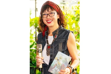 Họa sĩ Trần Thùy Linh với cuốn sách "Chuyện cây chuyện đời".