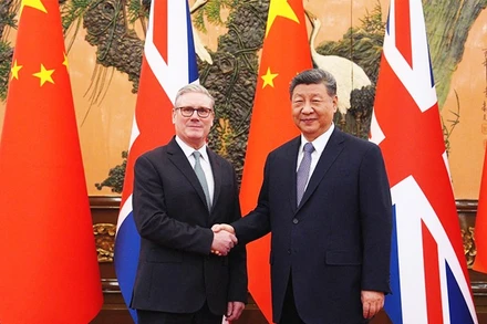 Thủ tướng Anh Keir Starmer (bên trái) gặp gỡ Chủ tịch Trung Quốc Tập Cận Bình tại Bắc Kinh. Ảnh: JAPAN TIMES
