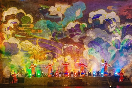 Việc khai thác kinh tế di sản từ hoạt động ăn uống, biểu diễn trong lòng hang động đặt ra câu hỏi cần lời hồi đáp về tính toàn vẹn của di sản.