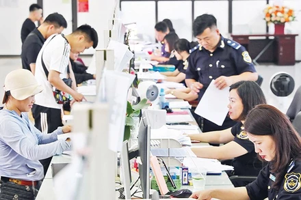 Làm thủ tục thông quan hàng hóa tại cửa khẩu Hữu Nghị (Lạng Sơn). Ảnh: ANH QUÂN