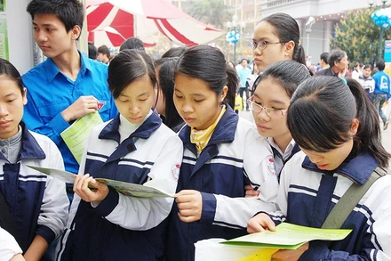Học sinh tìm hiểu thông tin tuyển sinh của các trường đại học. Ảnh: NAM HẢI