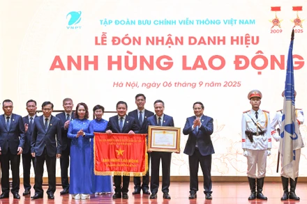 Thủ tướng Phạm Minh Chính trao danh hiệu Anh hùng Lao động cho Tập đoàn Bưu chính Viễn thông Việt Nam (VNPT).
