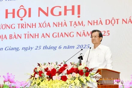 Đồng chí Lê Hồng Quang, Ủy viên Trung ương Đảng, Bí thư Tỉnh ủy An Giang phát biểu tại hội nghị.