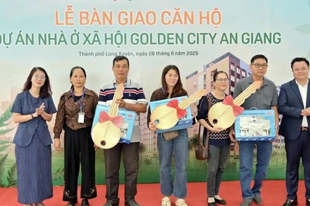 Đại diện chủ đầu tư bàn giao căn hộ cho các khách hàng.