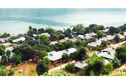 Bản tái định cư của đồng bào bên bờ sông Đà (Tủa Chùa, Điện Biên).