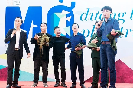 Trần Nhật Minh (ngoài cùng bên trái) cùng các đồng nghiệp đọc thơ trên Sân thơ Trẻ - Ngày thơ Việt Nam 2019. Ảnh: THÀNH DUY