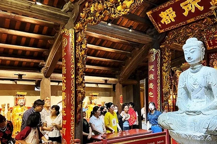 Du khách tham quan chùa Phật Tích, ngắm bảo vật quốc gia - Tượng Phật A Di Đà.