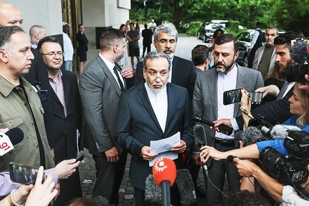 Bộ trưởng Ngoại giao Iran Araghchi (giữa) cho biết, Tehran tiếp tục làm giàu urani. Ảnh: GETTYIMAGES