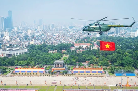 Biên đội trực thăng kéo cờ Tổ quốc bay ngang qua Quảng trường Ba Đình sáng 24/8.