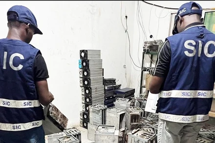 Chiến dịch Serengeti 2.0 thu giữ thiết bị tội phạm mạng. Ảnh: INTERPOL