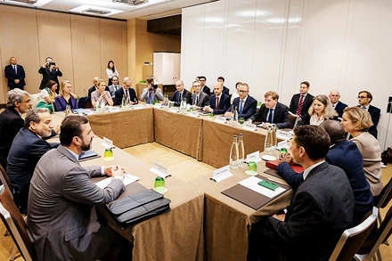 Một vòng đàm phán giữa phái đoàn Iran (trái) và nhóm E3. Ảnh: AFP