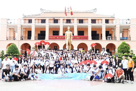 Đoàn đại biểu tham quan và chụp hình lưu niệm tại Bến Nhà Rồng.