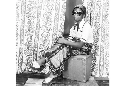 Người phụ nữ tạo dáng tại studio Abi Morocco Photos ở Lagos. Ảnh: ABI MOROCCO