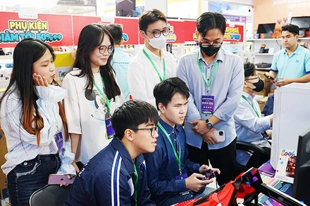 Sự gia tăng đơn hàng các sản phẩm điện tử, máy vi tính phản ánh xu hướng số hóa mạnh mẽ trong các lĩnh vực kinh tế. Ảnh: NGUYỆT ANH