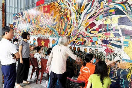 Thành công của những bức tranh sơn mài khổ lớn là công sức của cả một ê-kíp. Ảnh: NVCC