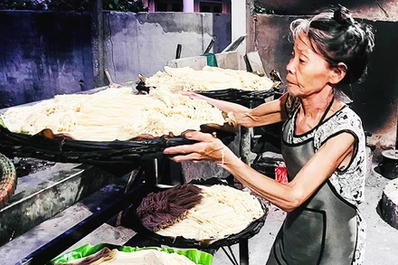 Lò làm sợi cao lầu của gia đình ông Trái đang hoàn thiện những khâu cuối cùng.