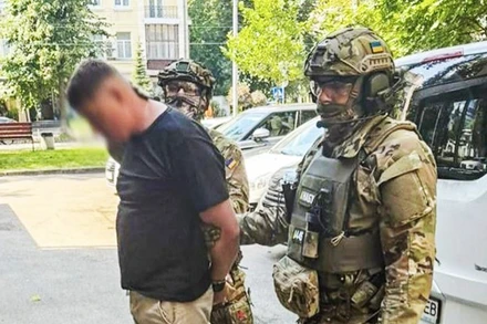 Một nghi phạm bị bắt giữ với cáo buộc âm mưu hối lộ cấp cao. Ảnh: CNN