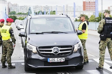 Cảnh sát Ba Lan kiểm tra phương tiện tại biên giới với Đức. Ảnh: AP