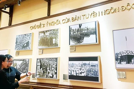 Các bạn trẻ hào hứng tìm hiểu ý nghĩa của “Tuyên ngôn độc lập” ở Nhà số 48 Hàng Ngang.