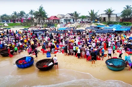 Chợ cá Tam Tiến chỉ họp vào mùa hè.