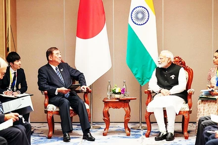 Hai Thủ tướng Nhật Bản (trái) và Ấn Độ gặp gỡ bên lề một sự kiện quốc tế năm 2024. Ảnh: KANTEI.GO.JP
