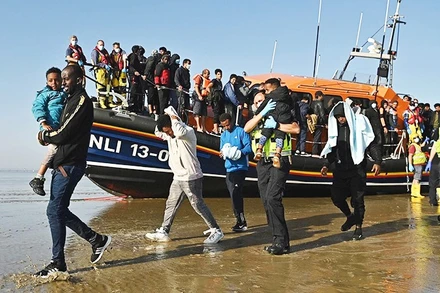 Cảnh sát Anh bắt giữ một tàu chở người di cư vượt eo biển Manche. Ảnh: DAILY MAIL