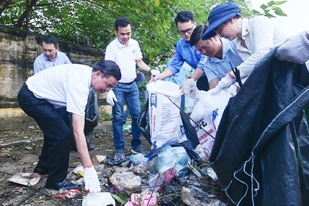 Sau lễ phát động, toàn thể đại biểu, đoàn viên thanh niên và người dân đã cùng tham gia thu gom rác, vệ sinh cảnh quan.