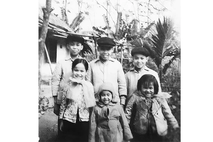 Bác tôi (đội mũ đứng giữa) và các anh em, chụp tại căn nhà bên cầu Long Biên. Nhà sau bị phá hủy trong đợt bom Mỹ tháng 12/1972.