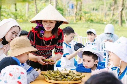 Workshop làm bánh sừng trâu của đồng bào Cơ Tu thu hút nhiều trường học cho học sinh tham gia trải nghiệm.