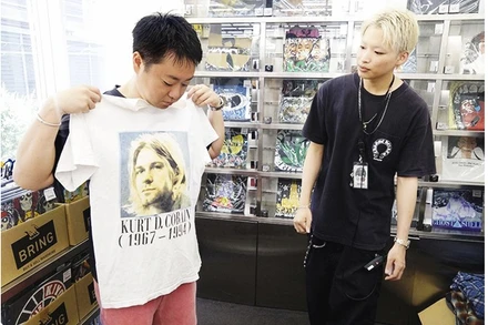 Áo phông vintage là món đồ được ưa chuộng tại các cửa hàng secondhand. Ảnh: KYODO NEWS