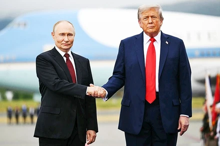 Hai nhà lãnh đạo Nga (trái) và Mỹ gặp gỡ tại Alaska. Ảnh: ABC NEWS