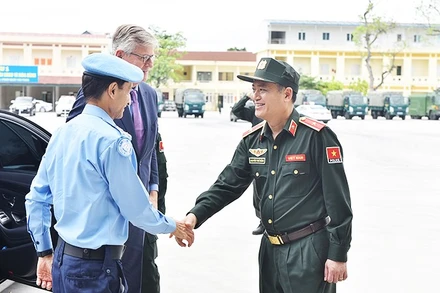 Thiếu tướng Nguyễn Thế Hùng (phải) đón đoàn Phó Tổng Thư ký LHQ phụ trách hoạt động GGHB. Ảnh: BCA