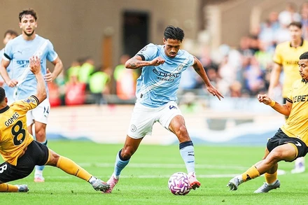 Tijjani Reijnders (giữa) “tả xung hữu đột” giữa vòng vây của các cầu thủ Wolverhampton.