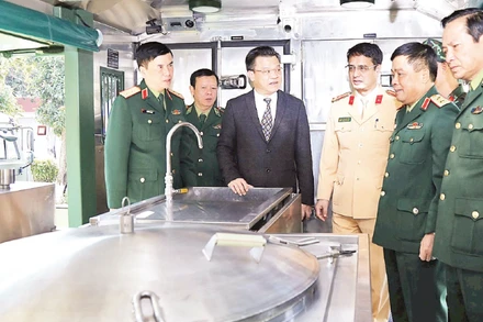 Thủ trưởng Tổng cục Hậu cần-Kỹ thuật và các đại biểu tham quan xe bếp tự hành tại Hội nghị sơ kết Phong trào thi đua “Ngành hậu cần Quân đội làm theo lời Bác Hồ dạy” giai đoạn 2020-2025. (Ảnh: QUỲNH HƯƠNG)